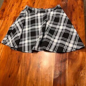 Hot Topic Black Plaid Zip Skirt Women’s Size XL It Has Pockets!!